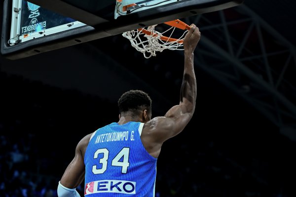 Đầy tác động! Antetokounmpo đã