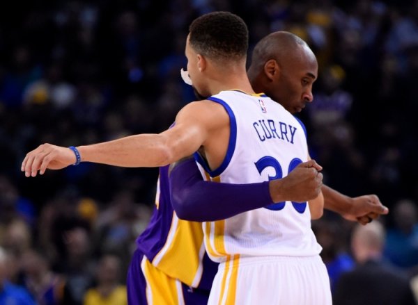Curry: Kobe đánh tôi bằng khuỷ
