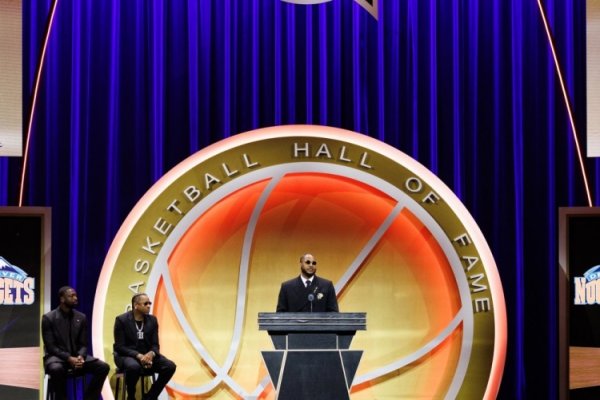 Wade: Tôi mặc số 3 vì Iverson.
